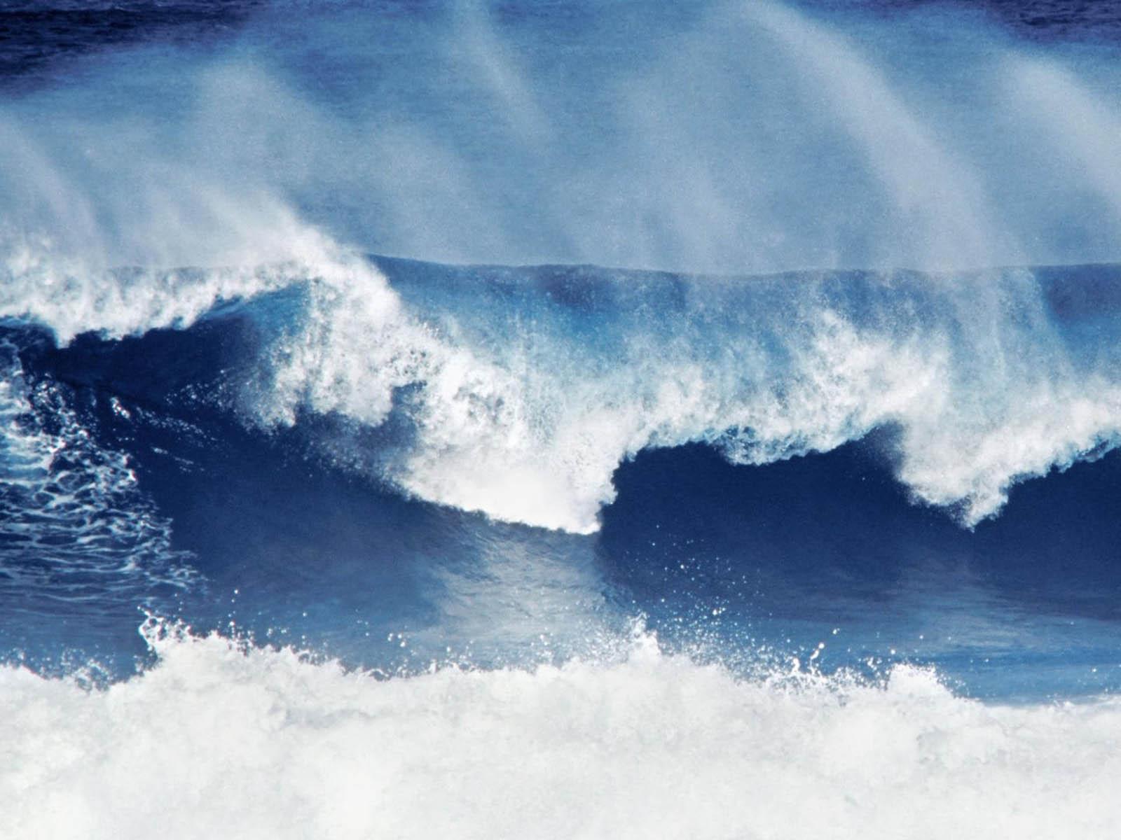 Natural Big Wave Quality PPT Backgrounds